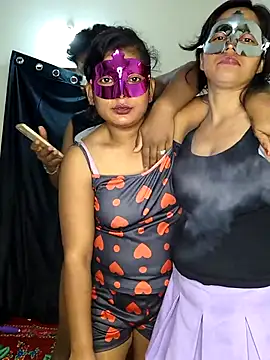 Snapshot of Family02 chatting on 09-19-25, 05:02 Family02 online show from 09-19-25, 05:02