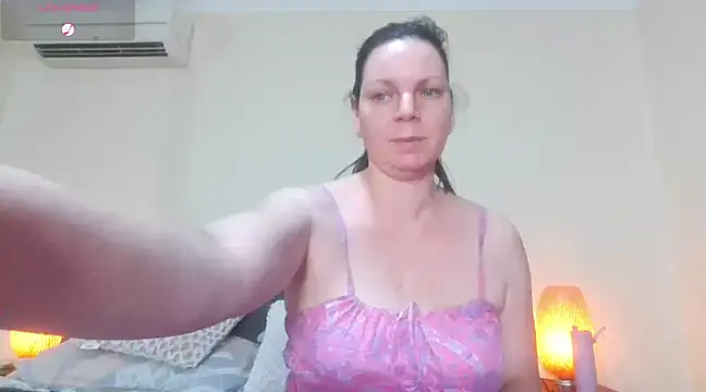 Snapshot of aussiepeaches chatting on 03-06-25, 11:25 aussiepeaches online show from 03-06-25, 11:25