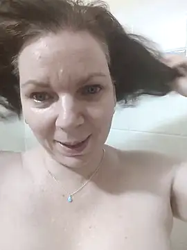 Snapshot of aussiepeaches chatting on 09-15-25, 01:11 aussiepeaches online show from 09-15-25, 01:11