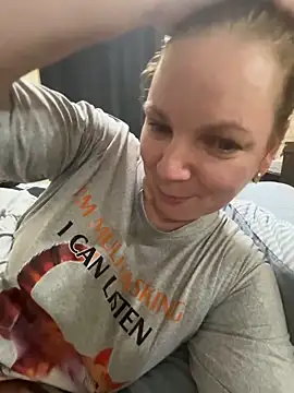 Snapshot of aussiepeaches chatting on 11-11-25, 01:55 aussiepeaches online show from 11-11-25, 01:55