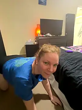 Snapshot of aussiepeaches chatting on 11-12-25, 02:06 aussiepeaches online show from 11-12-25, 02:06