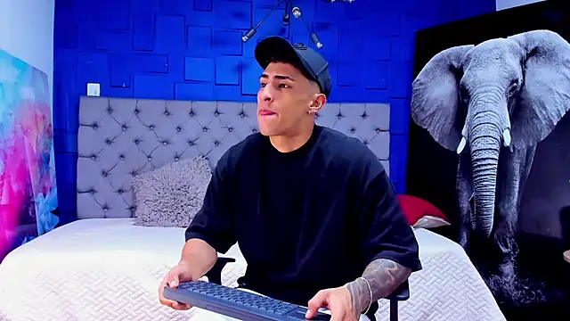 Snapshot of adrian_ray chatting on 09-13-25, 11:43 adrian ray online show from 09-13-25, 11:43