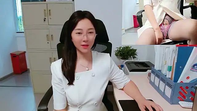 Snapshot of OL-Lily chatting on 09-19-25, 01:29 OL-Lily online show from 09-19-25, 01:29