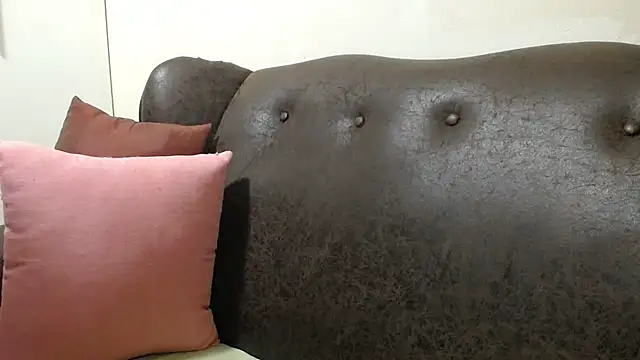 Snapshot of bustylaura4u chatting on 02-14-25, 10:14 bustylaura4u online show from 02-14-25, 10:14