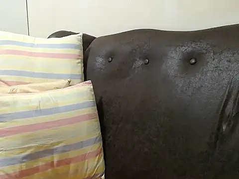 Snapshot of bustylaura4u chatting on 10-21-25, 02:45 bustylaura4u online show from 10-21-25, 02:45