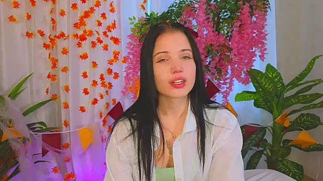 Snapshot of LauraHale chatting on 11-10-25, 07:40 LauraHale online show from 11-10-25, 07:40