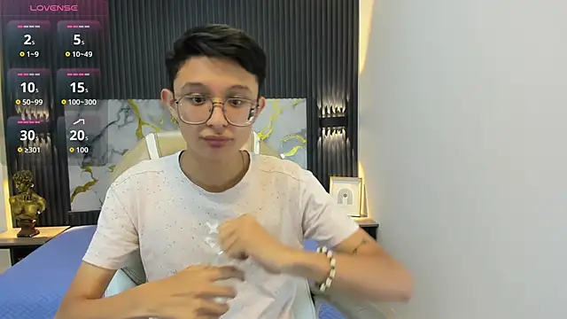 SantiagoRusso18 online show from 09-30-25, 12:32