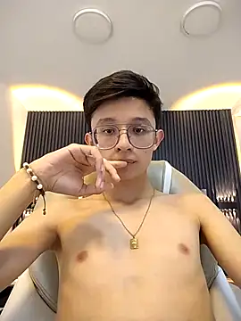 SantiagoRusso18 online show from 10-07-25, 03:20