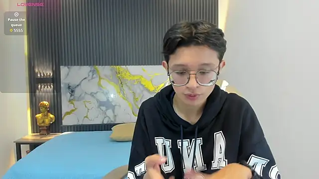 SantiagoRusso18 online show from 10-22-25, 12:05