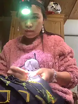 tuyetnhi-00 online show from 11-13-25, 12:42