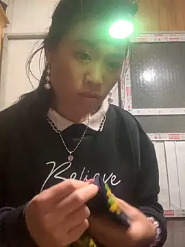 tuyetnhi-00 online show from 11-13-25, 12:48