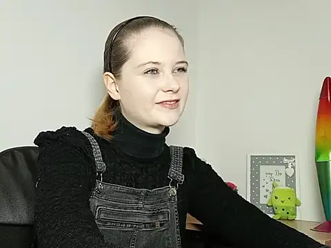 Snapshot of LydiaYoung chatting on 10-16-25, 06:09 LydiaYoung online show from 10-16-25, 06:09