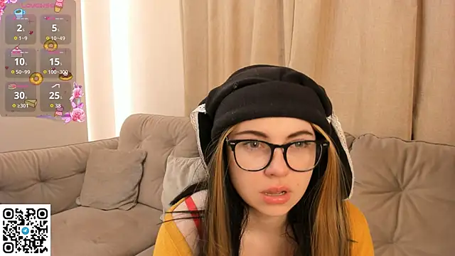 Snapshot of EvaBlimey chatting on 10-30-25, 06:48 EvaBlimey online show from 10-30-25, 06:48