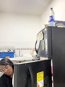 zaracollins01 online show from 11-06-25, 12:11