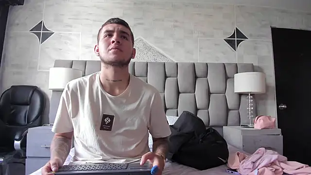 Snapshot of AresAndGabby chatting on 09-24-25, 12:30 AresAndGabby online show from 09-24-25, 12:30