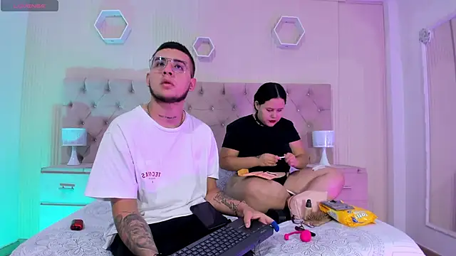 Snapshot of AresAndGabby chatting on 10-06-25, 12:57 AresAndGabby online show from 10-06-25, 12:57