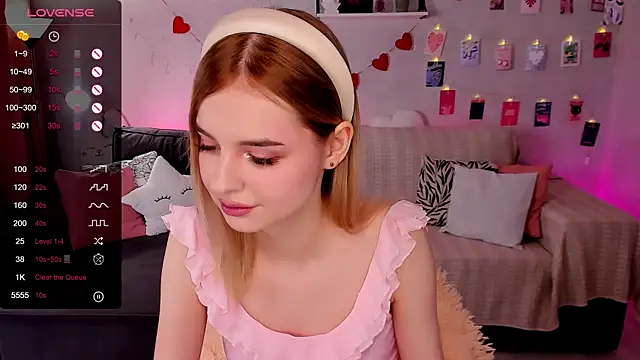 Snapshot of LillianShine chatting on 02-14-26, 06:21 LillianShine online show from 02-14-26, 06:21