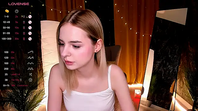 Snapshot of LillianShine chatting on 02-19-26, 08:43 LillianShine online show from 02-19-26, 08:43