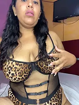 Snapshot of Roxxybigboobs chatting on 10-28-25, 08:22 Roxxybigboobs online show from 10-28-25, 08:22