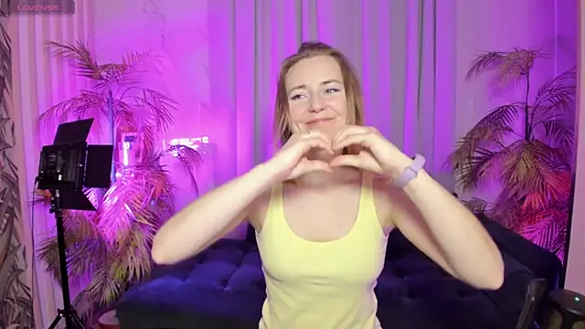 Snapshot of MeggySun chatting on 10-21-25, 02:29 MeggySun online show from 10-21-25, 02:29