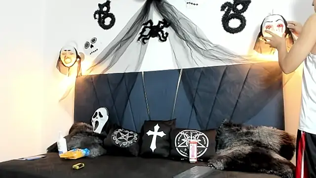 Snapshot of zeusapollofuck chatting on 10-14-25, 11:05 zeusapollofuck online show from 10-14-25, 11:05