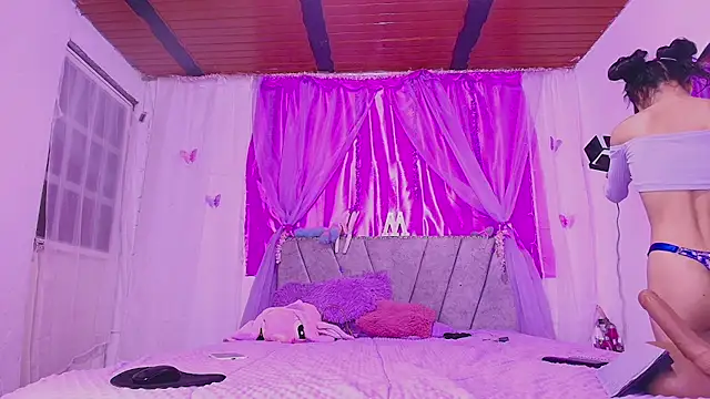 Snapshot of MeganRouss74 chatting on 09-21-25, 10:39 MeganRouss74 online show from 09-21-25, 10:39