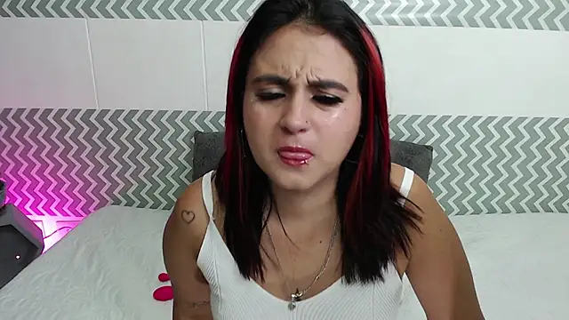 Snapshot of EmilyCoy_ chatting on 10-19-25, 02:45 EmilyCoy online show from 10-19-25, 02:45