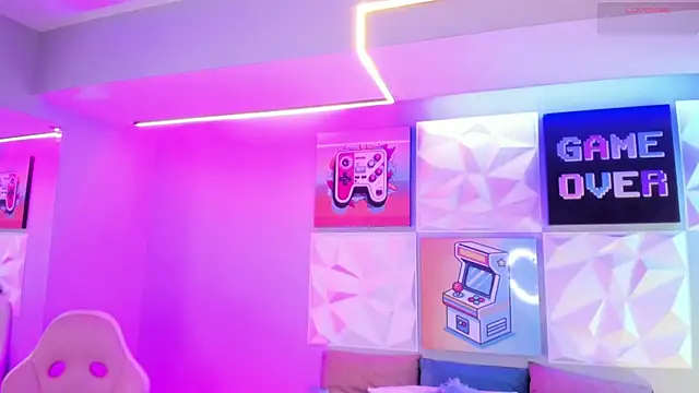 Snapshot of LindaWz_ chatting on 11-19-25, 04:23 LindaWz online show from 11-19-25, 04:23