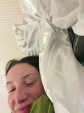 Snapshot of Remirosee chatting on 02-04-26, 10:15 Remirosee online show from 02-04-26, 10:15