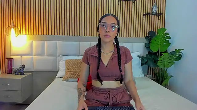 Roseaurora online show from 11-11-25, 12:38