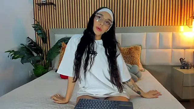 Roseaurora online show from 01-13-26, 01:05