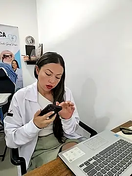 Snapshot of Madisson-04_ chatting on 11-16-25, 12:33 Madisson-04 online show from 11-16-25, 12:33