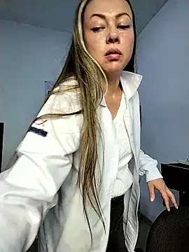 Snapshot of Madisson-04_ chatting on 11-30-25, 06:45 Madisson-04 online show from 11-30-25, 06:45