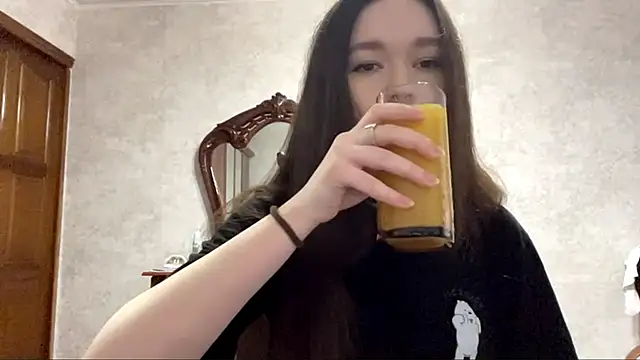 Pikmigirl18 online show from 09-25-25, 12:31