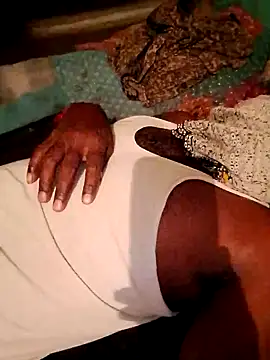 Snapshot of CUTE-004 chatting on 10-04-25, 05:00 CUTE-004 online show from 10-04-25, 05:00