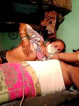 Snapshot of CUTE-004 chatting on 10-05-25, 03:43 CUTE-004 online show from 10-05-25, 03:43