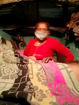 Snapshot of CUTE-004 chatting on 10-10-25, 04:06 CUTE-004 online show from 10-10-25, 04:06