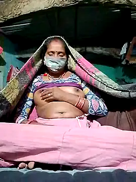 Snapshot of CUTE-004 chatting on 11-15-25, 04:25 CUTE-004 online show from 11-15-25, 04:25