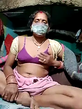 Snapshot of CUTE-004 chatting on 11-27-25, 06:10 CUTE-004 online show from 11-27-25, 06:10