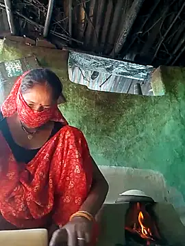 Snapshot of CUTE-004 chatting on 12-23-25, 06:44 CUTE-004 online show from 12-23-25, 06:44