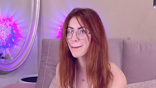 Snapshot of CaitlinMoon chatting on 12-15-25, 04:06 CaitlinMoon online show from 12-15-25, 04:06