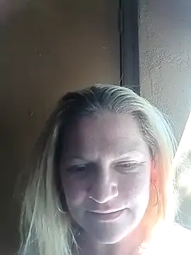 Snapshot of Goldenndoll chatting on 11-13-25, 04:28 Goldenndoll online show from 11-13-25, 04:28