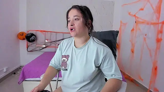 aradia kiss online show from 10-20-25, 07:47