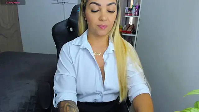 Snapshot of NicolPorto chatting on 10-05-25, 11:52 NicolPorto online show from 10-05-25, 11:52