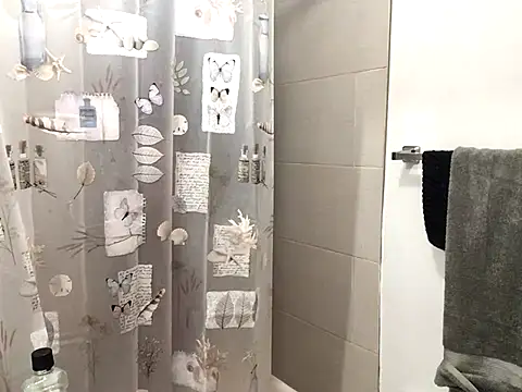 Snapshot of littyleesh1 chatting on 11-11-25, 03:28 littyleesh1 online show from 11-11-25, 03:28