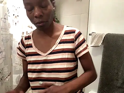 Snapshot of littyleesh1 chatting on 11-23-25, 01:33 littyleesh1 online show from 11-23-25, 01:33