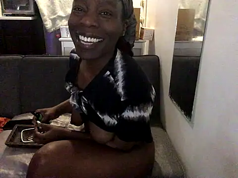 Snapshot of littyleesh1 chatting on 12-19-25, 11:28 littyleesh1 online show from 12-19-25, 11:28