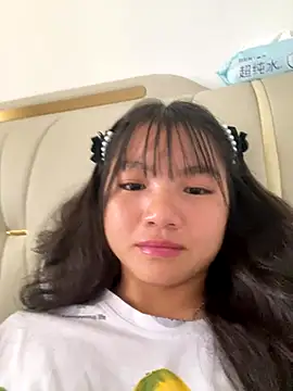 Snapshot of Emlyly-18 chatting on 09-12-25, 05:51 Emlyly-18 online show from 09-12-25, 05:51