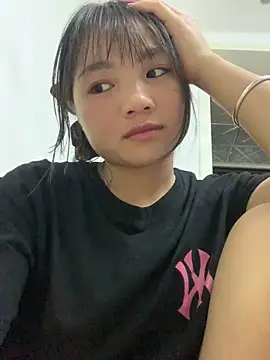 Snapshot of Emlyly-18 chatting on 09-19-25, 02:40 Emlyly-18 online show from 09-19-25, 02:40