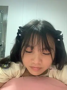 Snapshot of Emlyly-18 chatting on 09-26-25, 02:10 Emlyly-18 online show from 09-26-25, 02:10